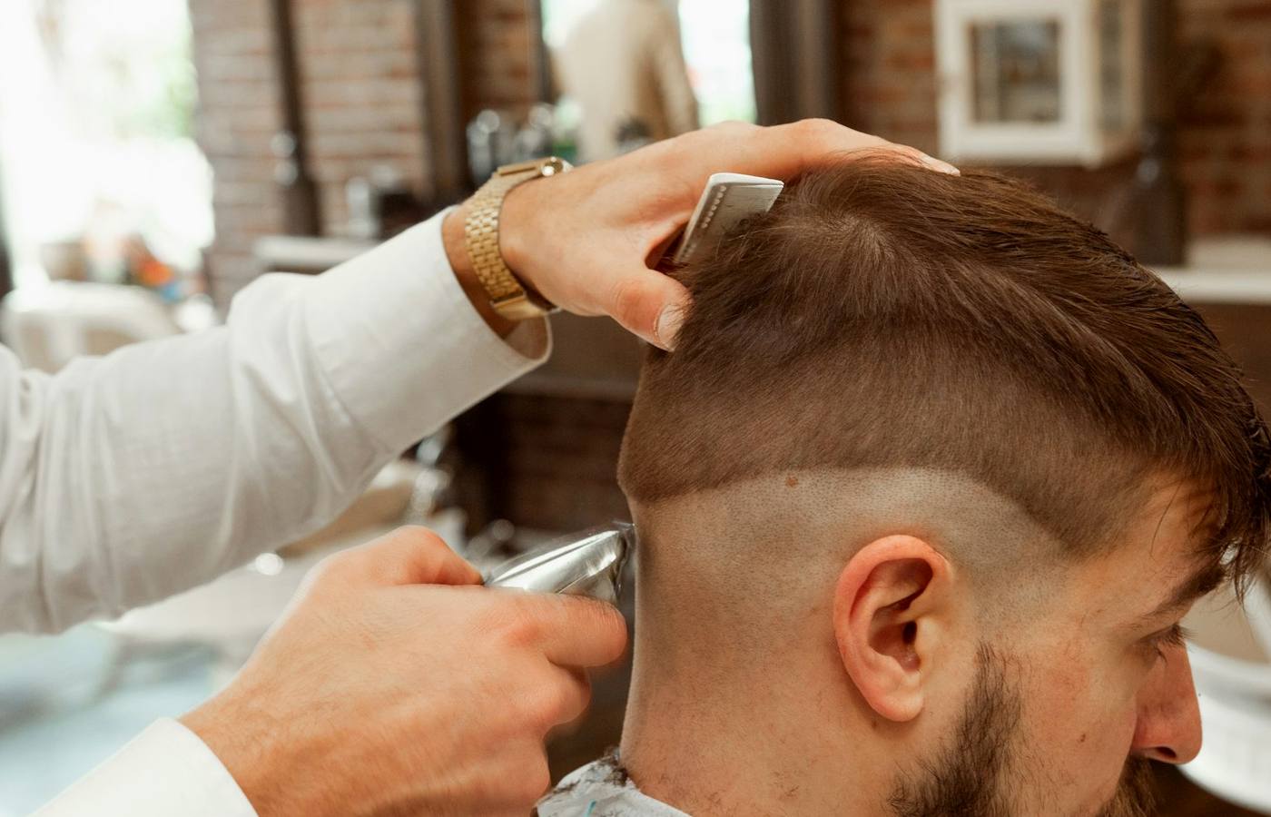 Osobní trenér pracující s klientem